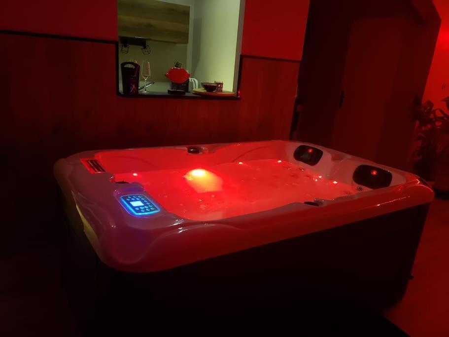 Bulles Etoilees Appartement Avec Jacuzzi Prive Montrevel-en-Bresse Экстерьер фото