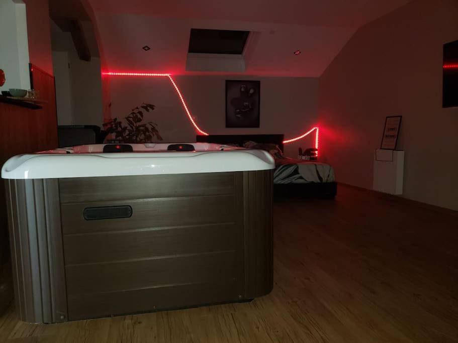Bulles Etoilees Appartement Avec Jacuzzi Prive Montrevel-en-Bresse Экстерьер фото